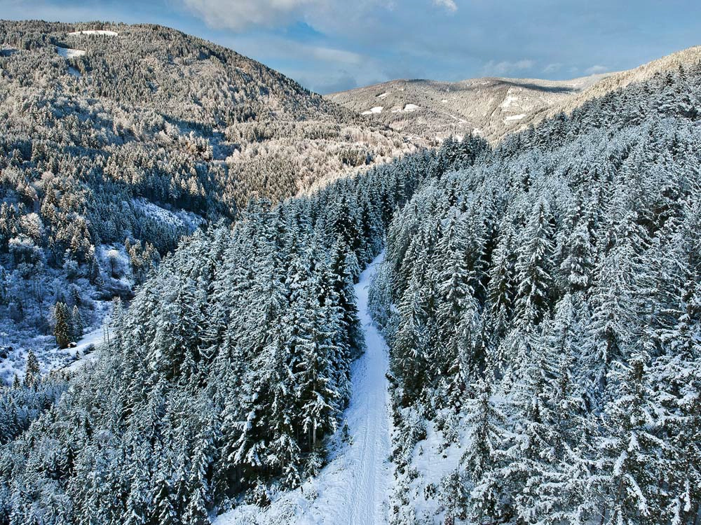 Drohnenfoto – Panoramaaufnahme einer Gebirgslandschaft in Villach, Kärnten.