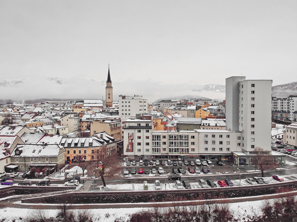 Drohnenfoto – Panorama Ansicht von Villach Stadt