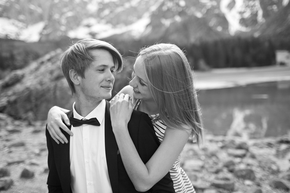 Paar umarmt sich und schaut sich an, Paarshooting am Seeufer bei Villach Kärnten