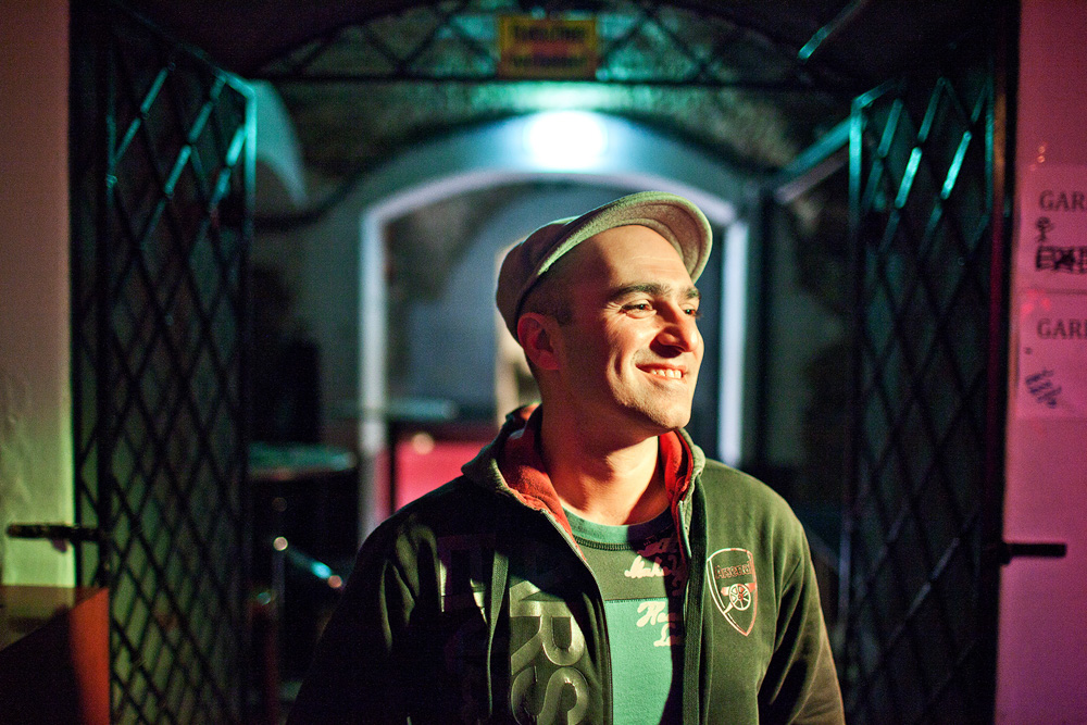 Porträt von Ali Rafati im Loco Soundclub, Kulturhofkeller – authentische Peoplefotografie in Villach.