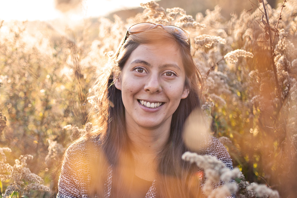 Porträt einer asiatischen Frau – natürliche Peoplefotografie, Outdoorfotografie on Location.