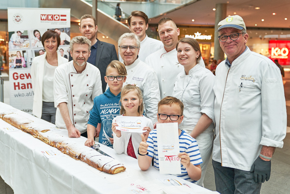 Porträt einer Personengruppe der Fachgruppe WKO Kärnten, Österreich - Gewerbe und Handel – Studio/Indoor-Aufnahme.