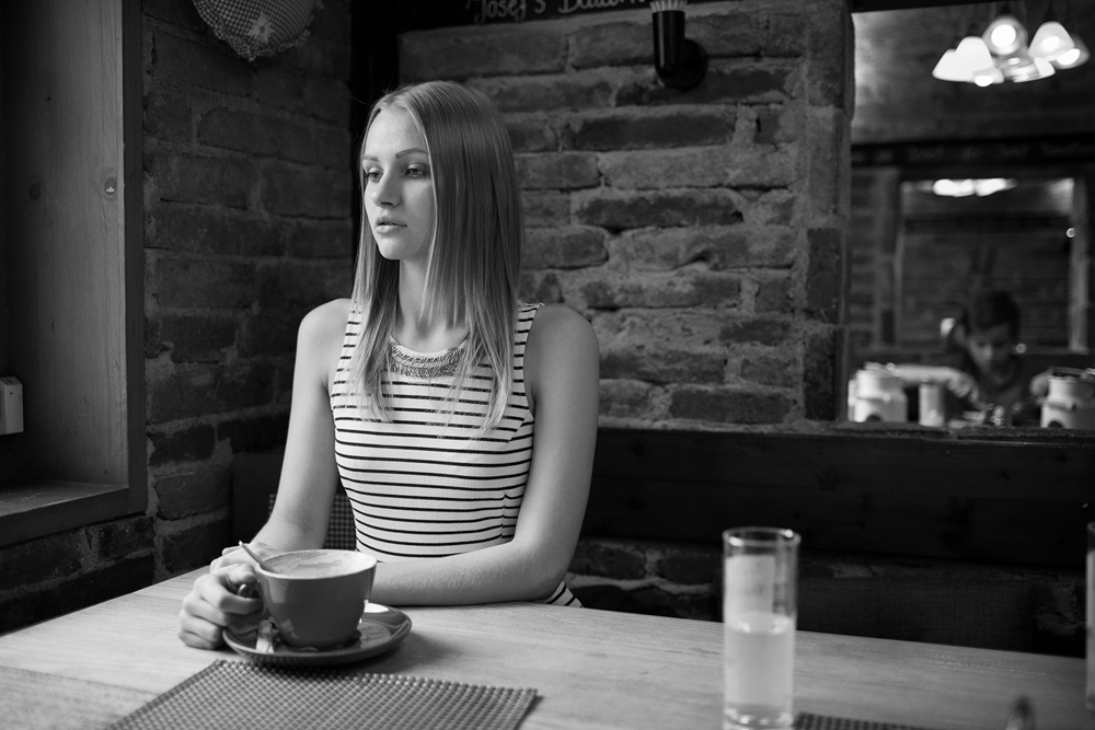 Porträt von Saskia Fink mit Kaffee in der Hand – Peoplefotografie, Interior Fotografie on Location beim Restaurant Josef in Villach am Vassacher See.