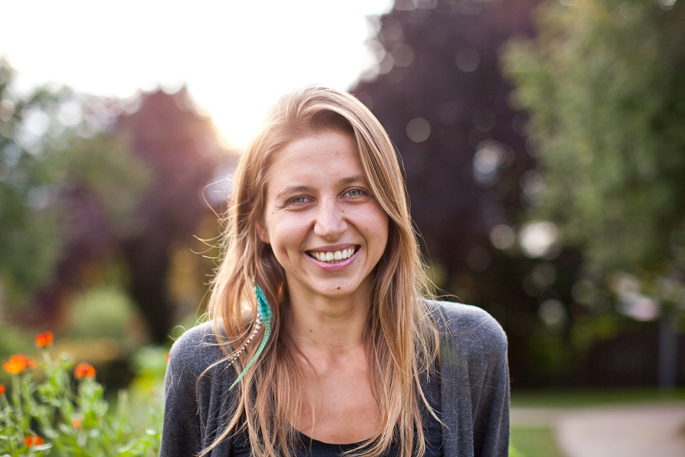 Reportageporträt, Business Headshot – Verantwortung Erde, Nahaufnahme einer MitarbeiterIn Vanessa Rainer.