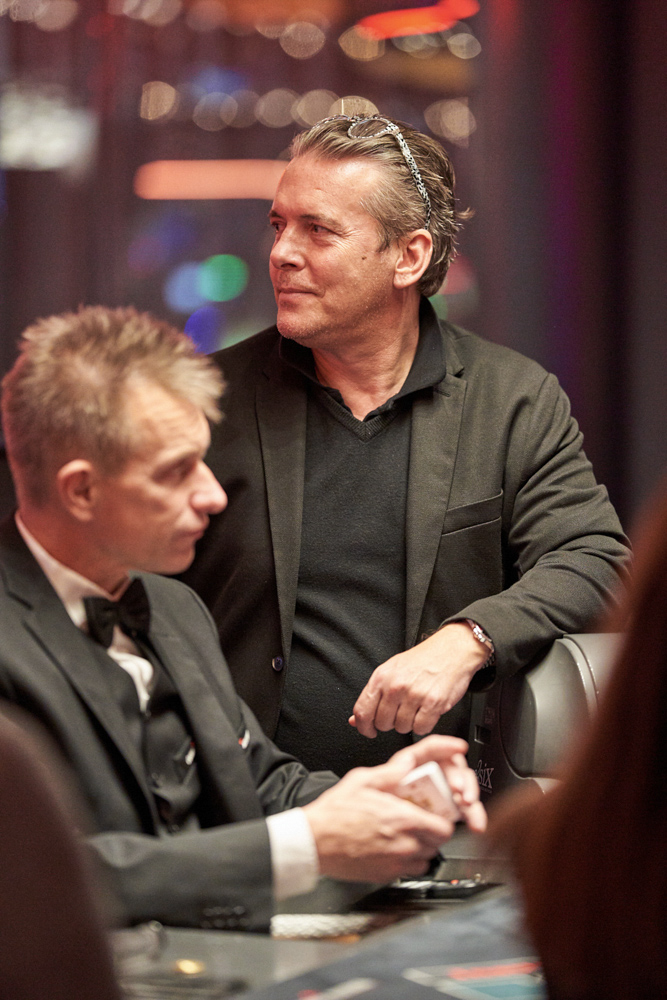 Business Porträt von Paul Volgel mit Croupier im Casino Velden am Wörthersee – Casino Austria in Kärnten.