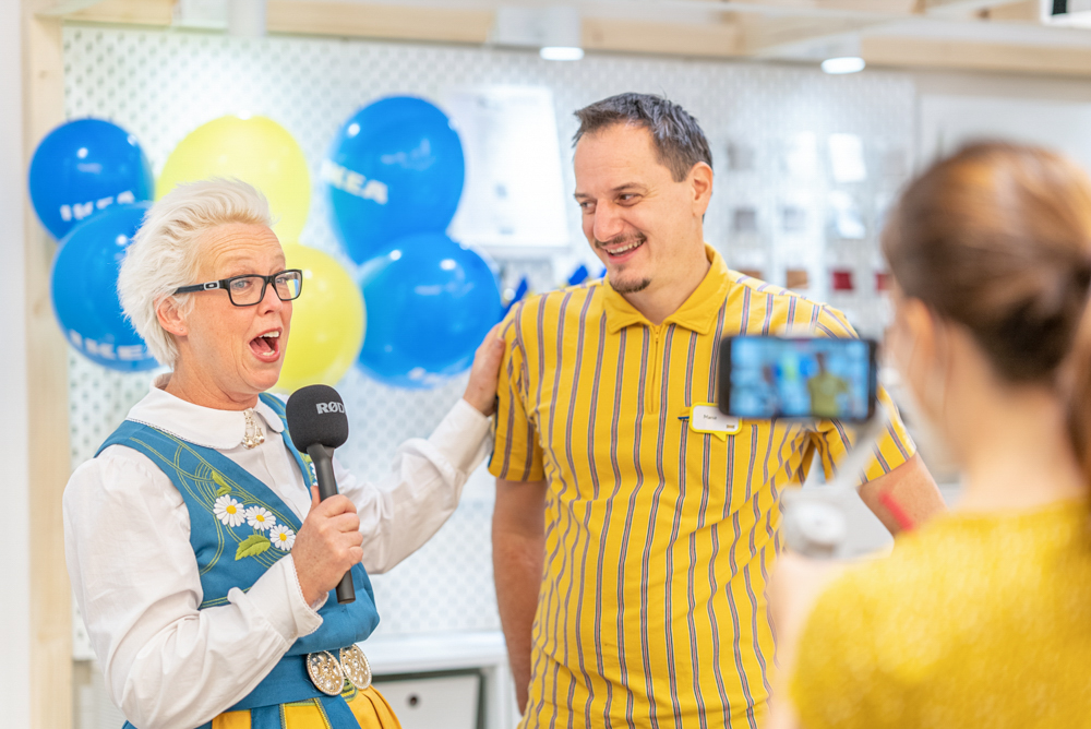 Werbefoto bei der Eröffnung des Ikea Villach Planungsbüro im Atrio Villach mit der Filialleitung und Lena van Heuven, sowie einer Mitarbeiterin die Social Media Aufnahmen erstellt.