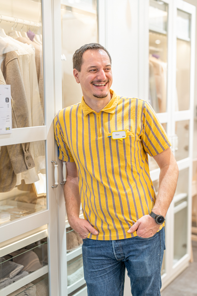 Werbfoto der lachenden Filialleitung des Ikea Villach, Klagenfurt Planungsbüro im Atrio Villach.