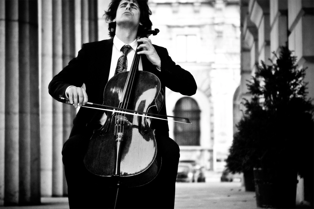 Werbefoto Ausdrucksstarkes Musikerporträt: Peter Profant spielt Cello in der Wiener Innenstadt.