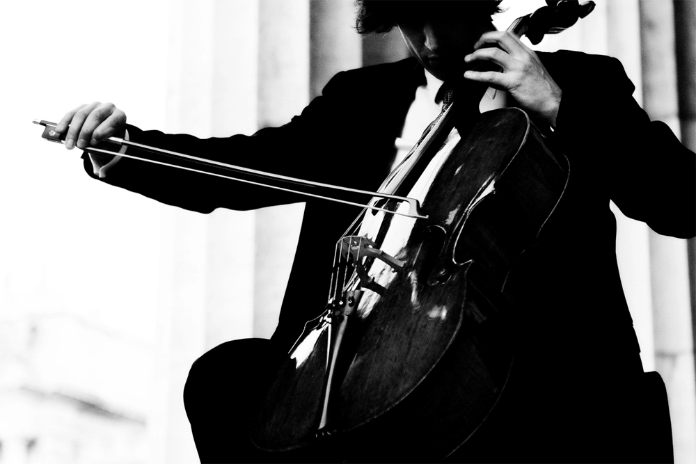 Werbefoto Nahaufnahme von Peter Profant beim Cellospiel – Bogenführung und Instrument im Fokus.